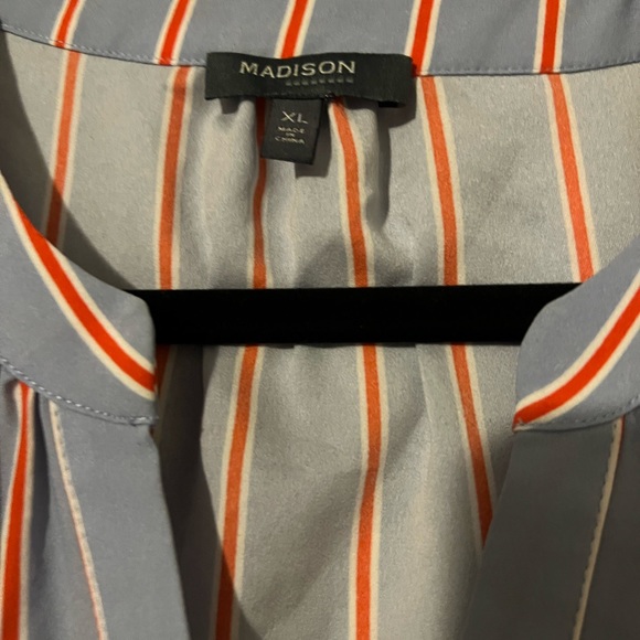 Fun work blouse! - Picture 3 of 3